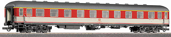 Passenger car 1st class in POP livery with Digitaly operating doors and interior lights<br /><a href='images/pictures/Roco/45870.jpg' target='_blank'>Full size image</a>